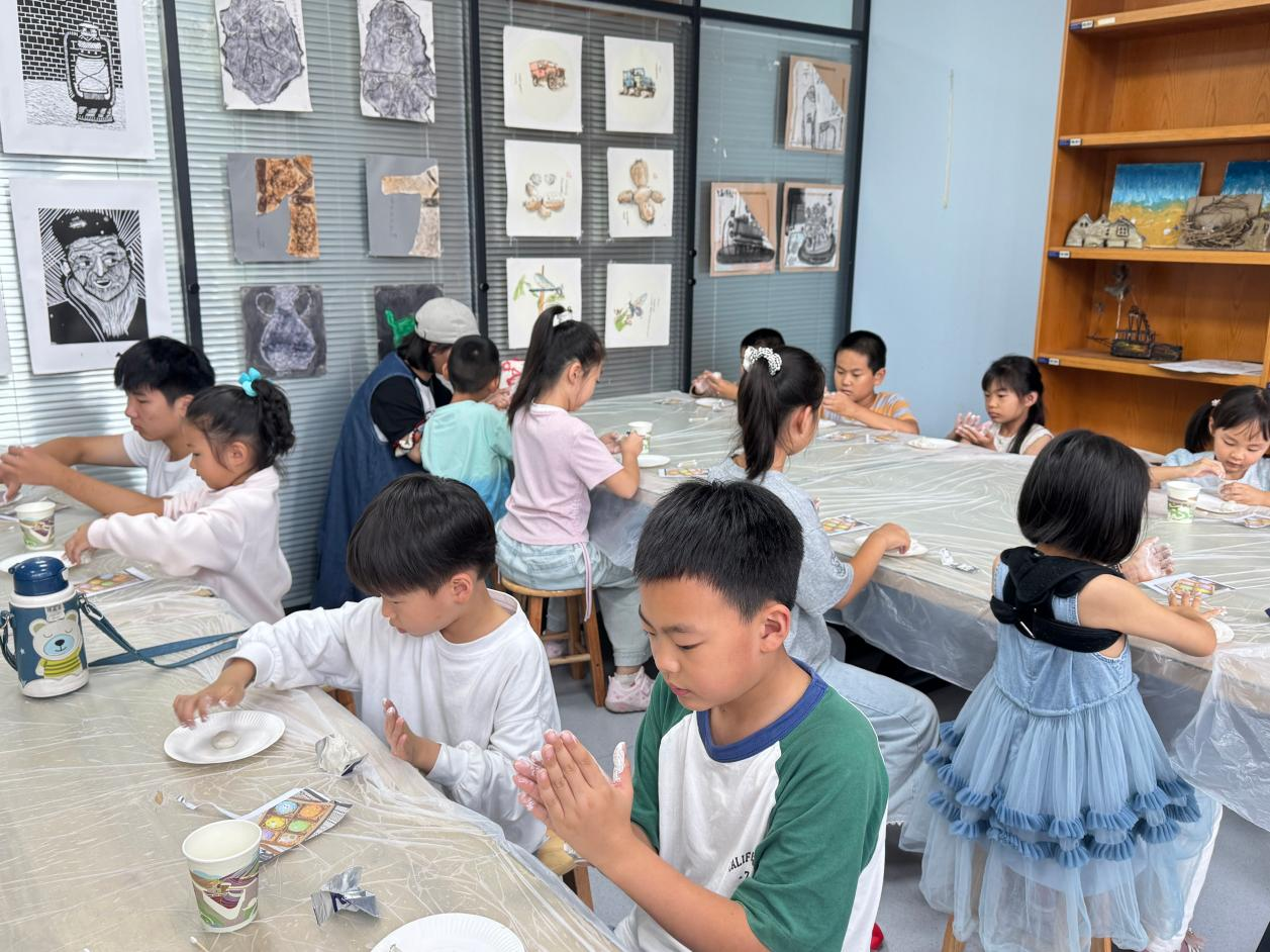 滁州市图书馆开展江淮读书月系列活动之小小匠人——月满中秋陶艺摆件