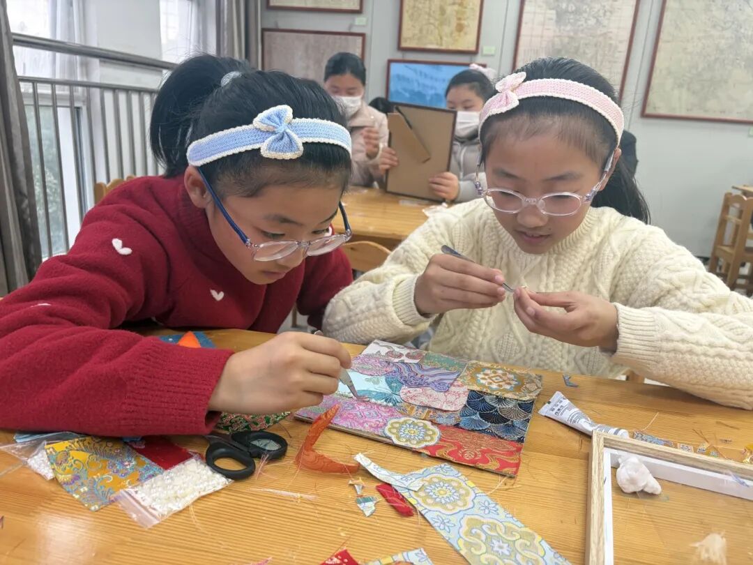 1月1日明光市图书馆开展走近非遗宋锦——“小小手”艺术实践活动 2.jpg