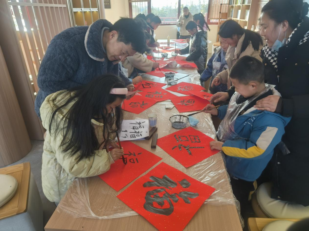 2月12日明光市图书馆开展“马年接福 福至运来”春节写福活动.png