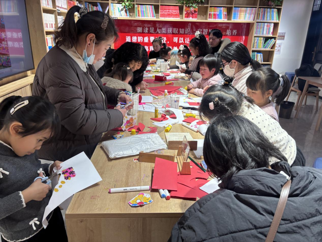 2月12日明光市图书馆开展“萌马纳福・非遗红包手工制作”新春主题活动.png