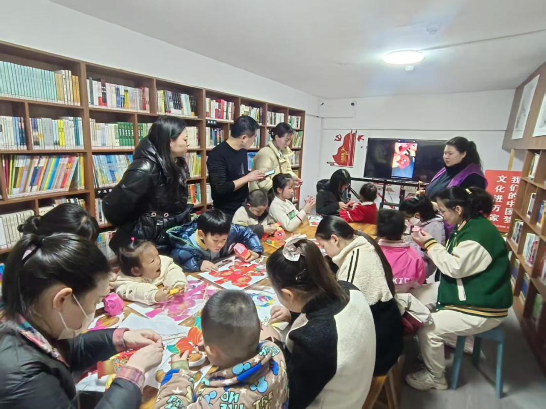 2月14日明光市图书馆开展“幸福加马,灯暖童心”亲子手工活动.png