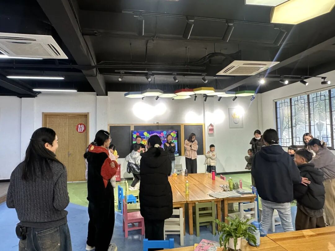 2.14 开展新年主题的英文故事会活动.jpg