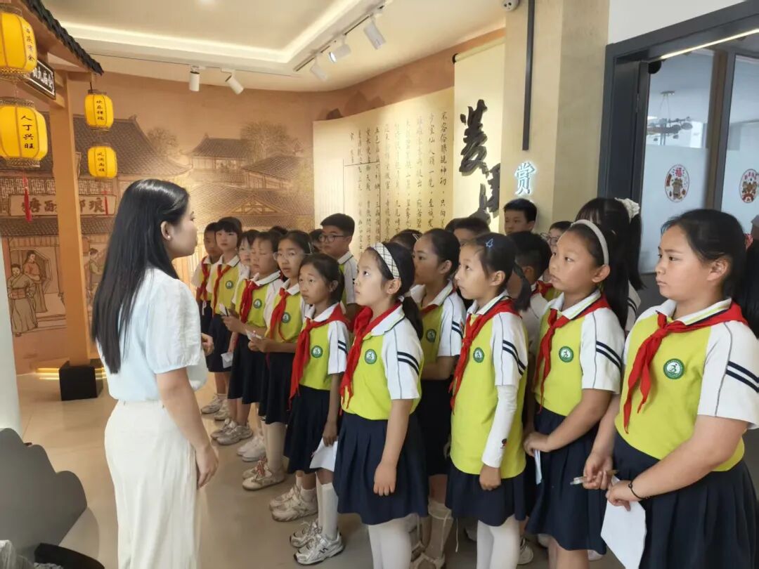 6月11日，琅琊区图书馆联合第五小学开展“行走的思政课”非遗研学活动.jpg