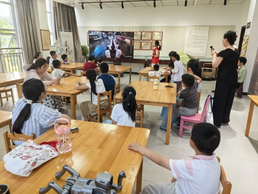 6月14日明光市图书馆开展闻端午 学竞渡 “小小手”做龙舟活动1.jpg