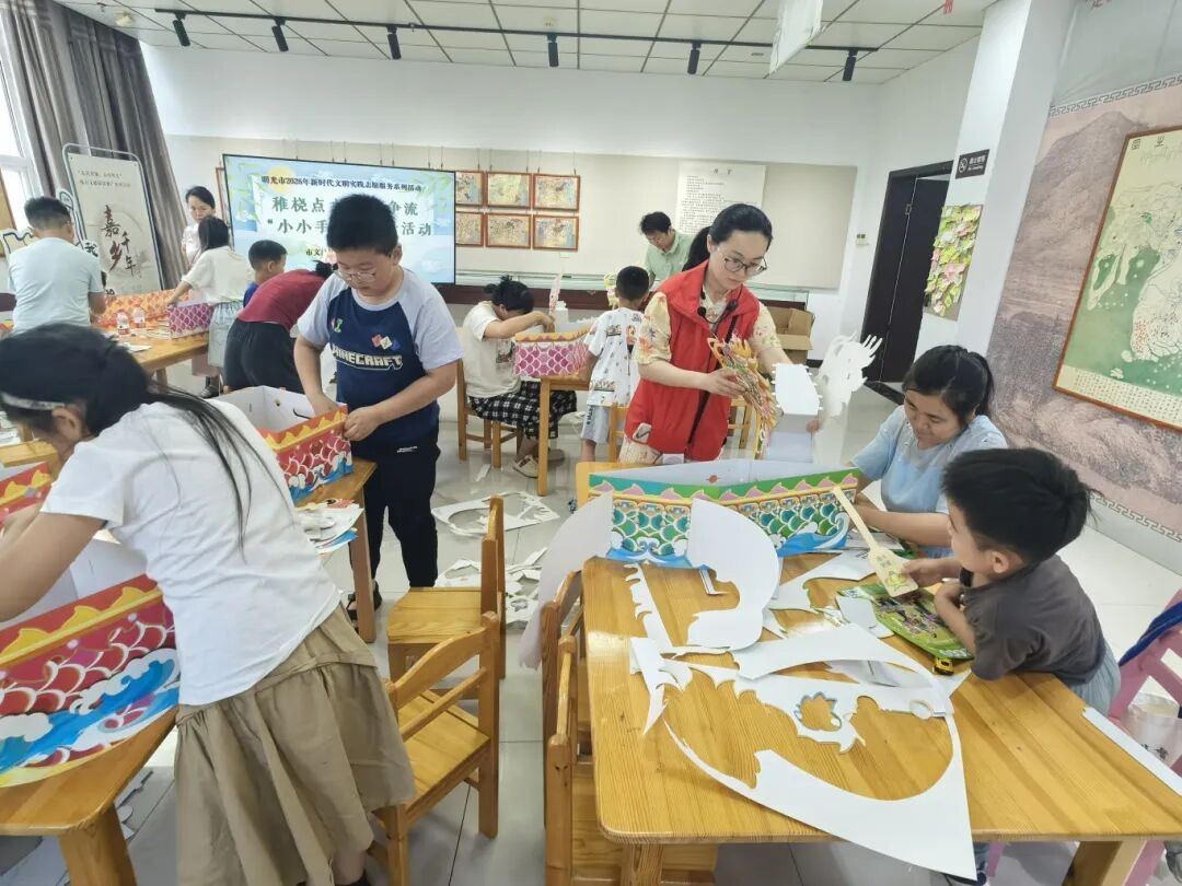 6月14日明光市图书馆开展闻端午 学竞渡 “小小手”做龙舟活动2.jpg