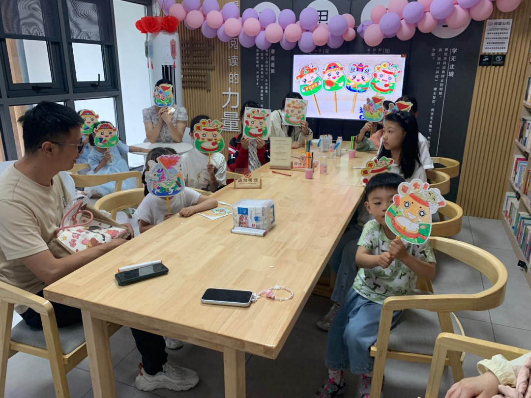 6月19日明光市图书馆开展“粽享端午·手绘安康——DIY涂鸦团扇”活动.png