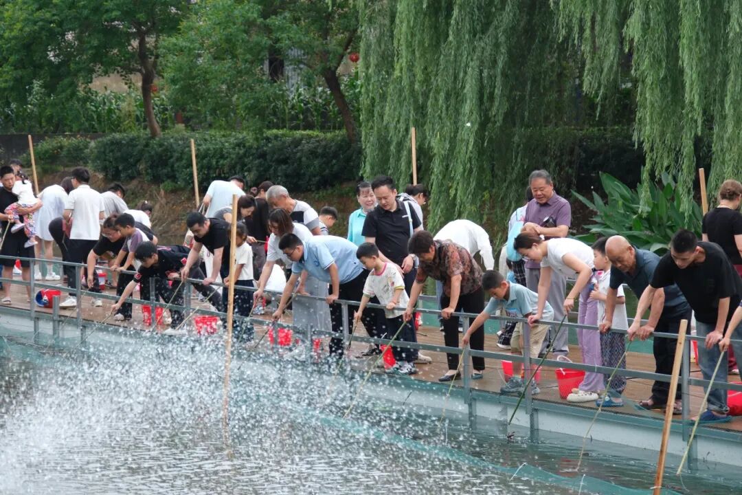 6月20日，全椒县图书馆开展“从图书馆出发——田园寻野趣 耕读乐童心”研学活动走进古河镇西河湾 (2).jpg