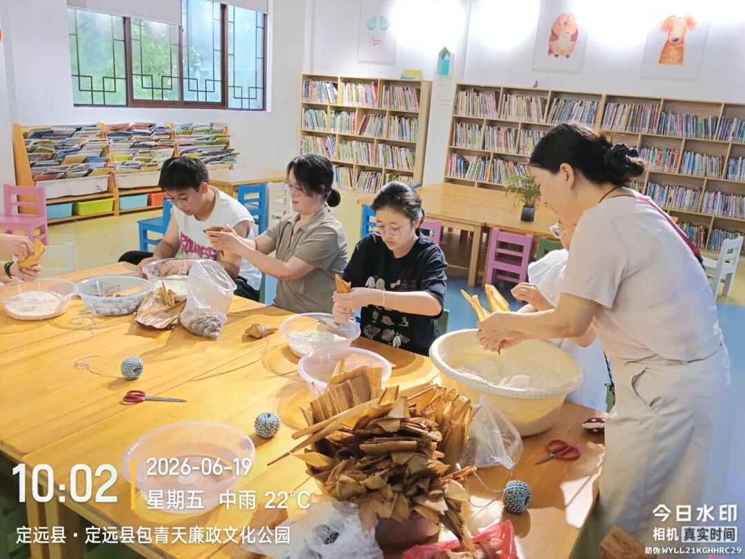 6月19日，在馆内开展端午节手工包粽子民俗体验活动.jpg